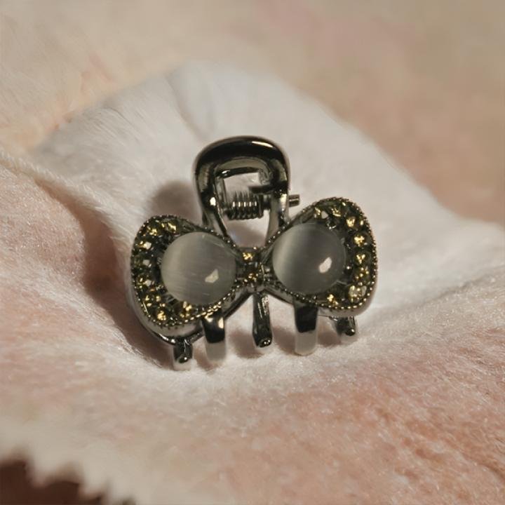 Vintage Bow Clutcher